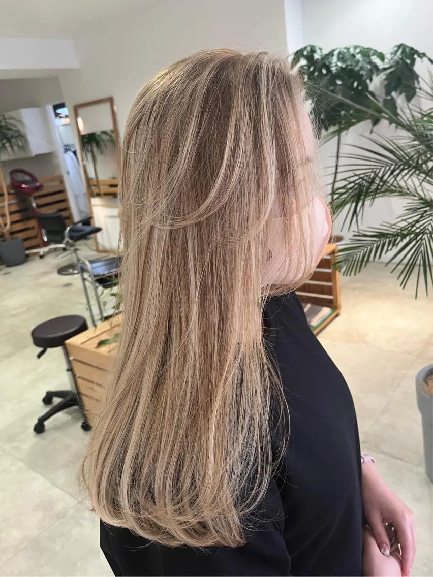 ロング ハイライト カット ヘアカラー Lino by hoNuaのヘアスタイル