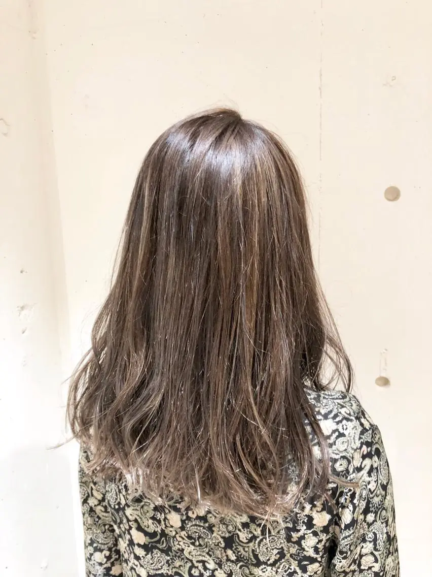 セミロング カラー パーマ ヘアアレンジ セミロングパーマ バレイヤージュ ベージュカラー 黒髪 フォギーベージュ 【ツヤ髪美容師】 ツダケイスケのヘアスタイル