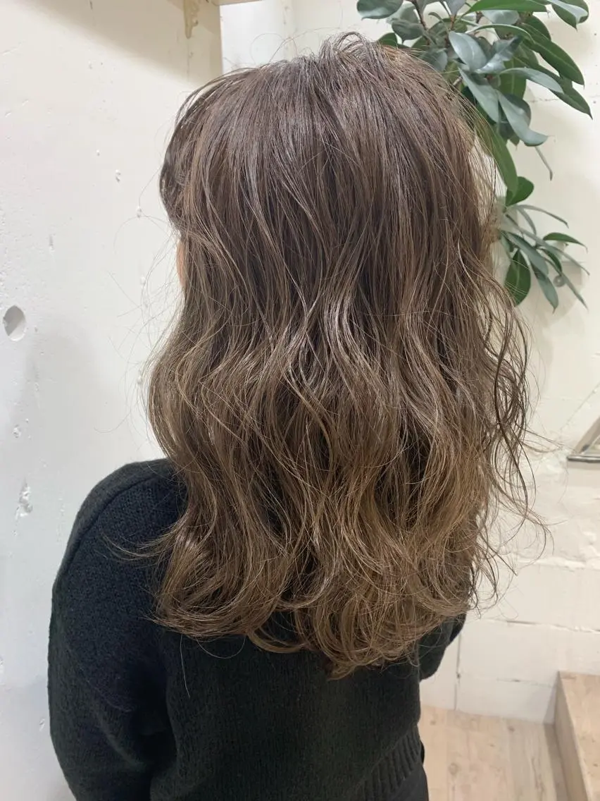 ロング カラー アッシュ グラデーションカラー ハイライトカラー シルバー シルバーアッシュ ヘアカラー トリートメント 🍑艶髪✖️暖色系 ✨momoka🍑のヘアスタイル