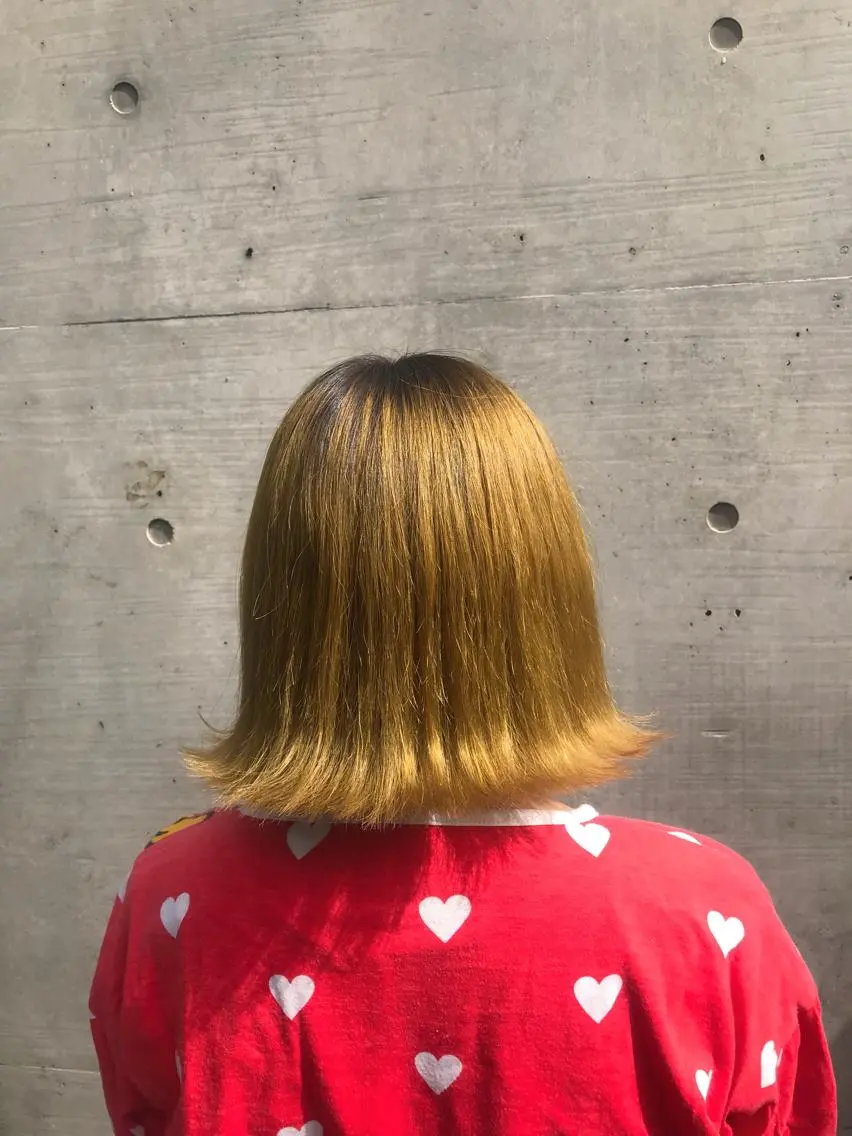 ミディアム カラー 切りっぱなしボブ イエローカラー ボブ 外ハネヘア 色落ちまでキレイに！ ！女性サロンのヘアスタイル