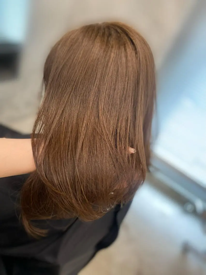 ミディアム カラー ヘアアレンジ ベージュカラー ブリーチ 透明感カラー ヘーゼル ブリーチなしカラー カット ヘアカラー mina 🌷のヘアスタイル