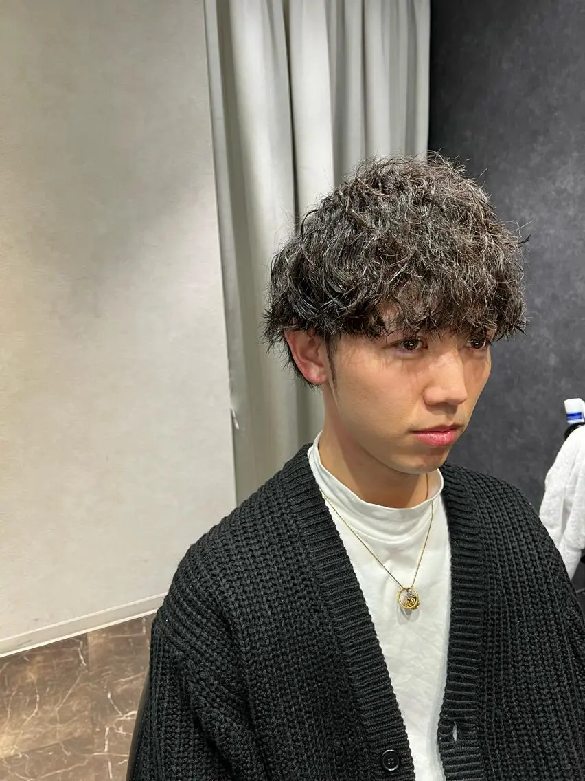 ミディアム カラー パーマ メンズ ミディアムパーマ メンズパーマ メンズツイストパーマ ツーブロック ツイストパーマ カット パーマ 北千住理容室バーバー 小堀悠作のヘアスタイル