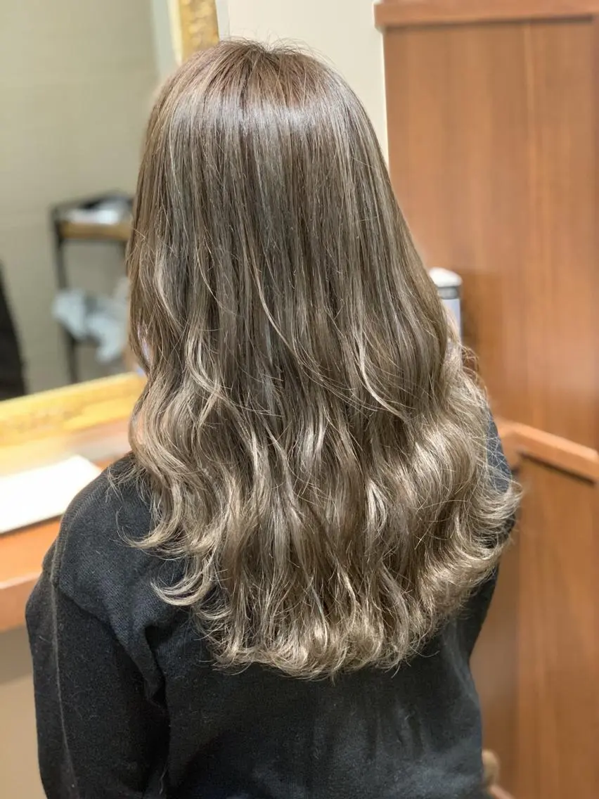 ロング カラー ベージュカラー ブリーチ ホワイトベージュ ヘアカラー トリートメント ハイトーン得意😍 Lumiereのヘアスタイル