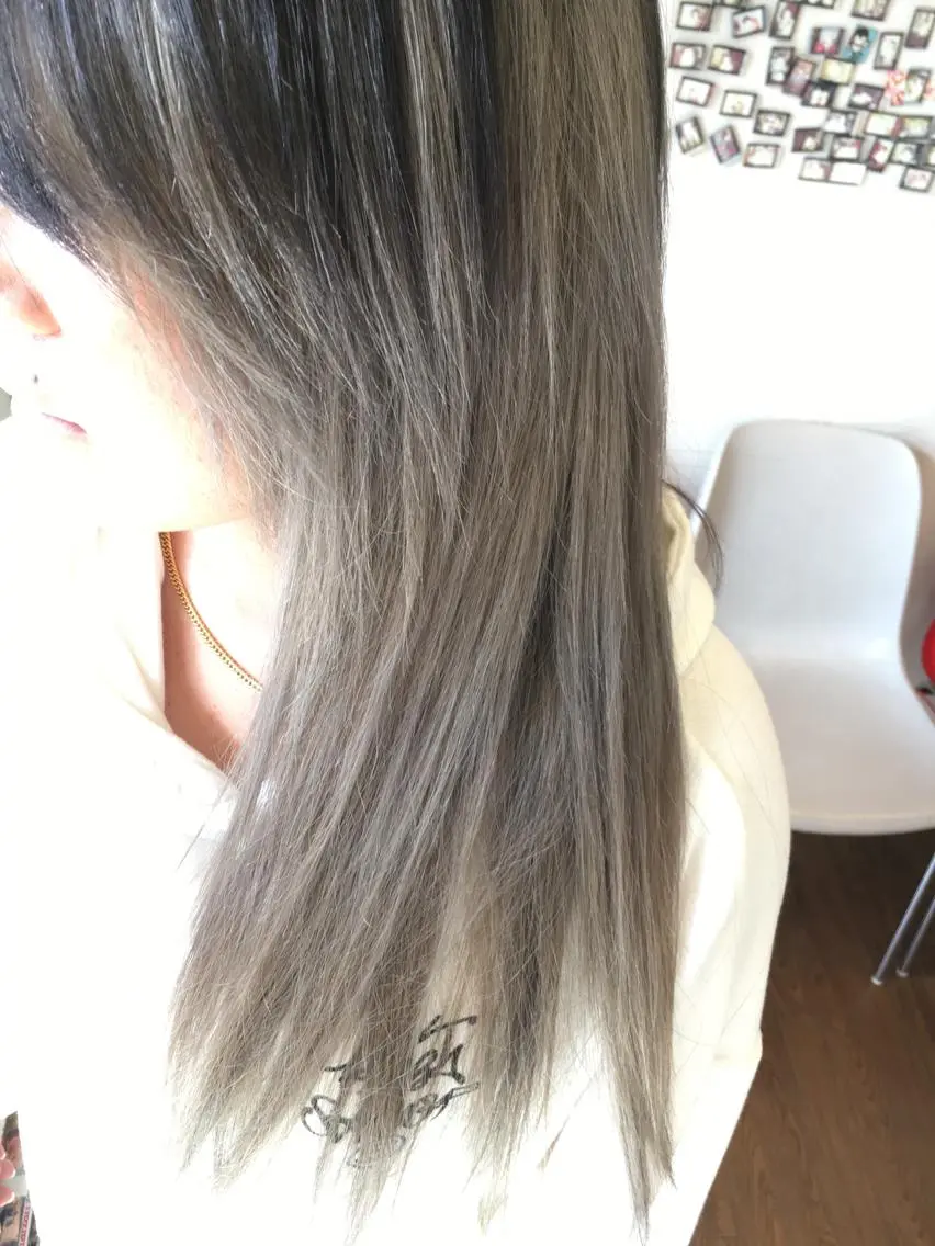 ロング カラー ブリーチ ダブルカラー シルバー ヘアカラー GLAD 萩原のヘアスタイル