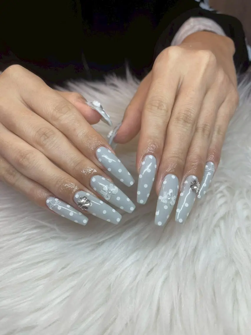 ネイル ハンドネイル フットネイル lili.nail y2k/長さ出しのネイルデザイン