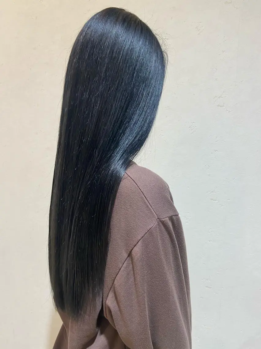 ロング カラー 黒髪 ブルーカラー ブルーブラック カット ヘアカラー トリートメント 🦋髪質改善🦋 眞井琴美のヘアスタイル