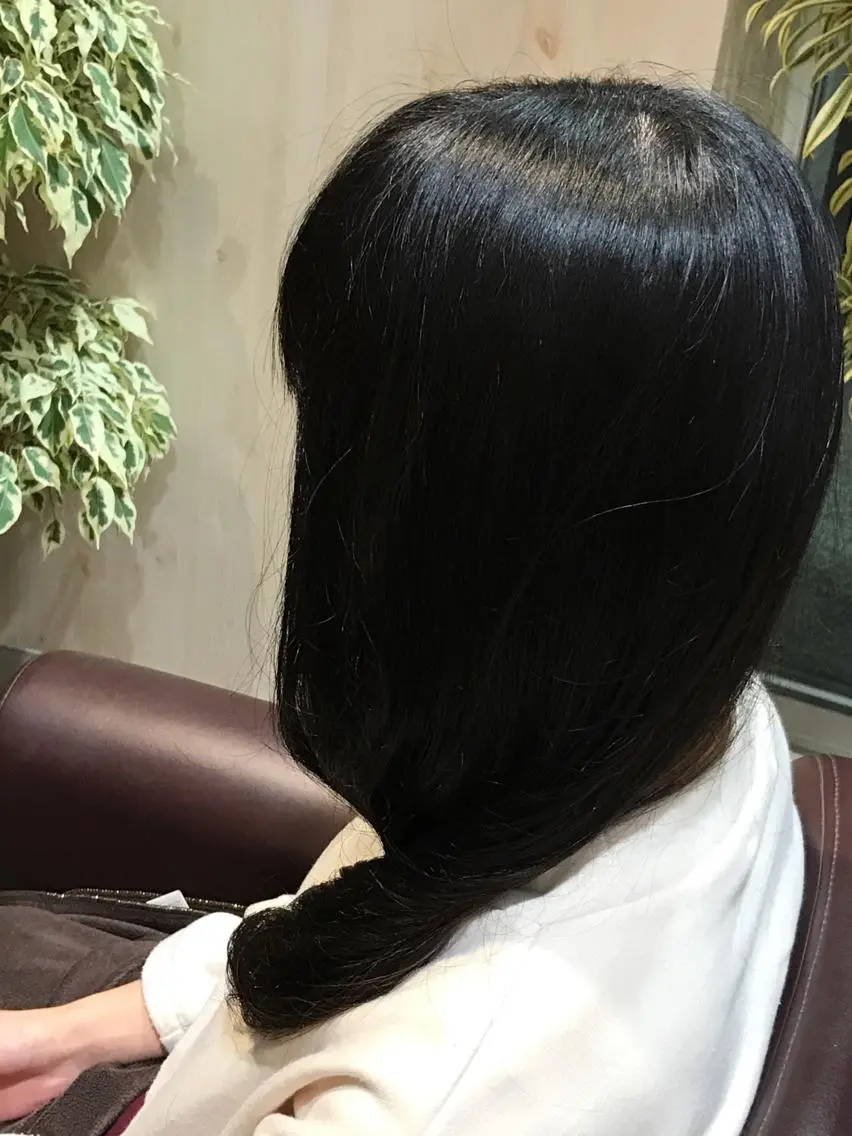 パーマ コミヤ チナミのヘアスタイル