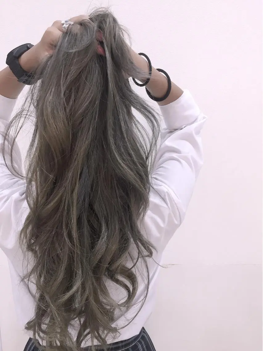 ロング カラー ダブルカラー グレージュ 松本 明日可のヘアスタイル