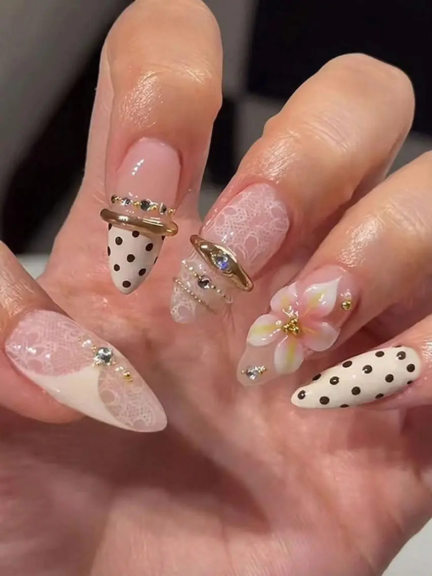 ネイル ブルー 長さ出し フラワーネイル キラキラネイル 水色 ハンドネイル Umee Nailのネイルデザイン