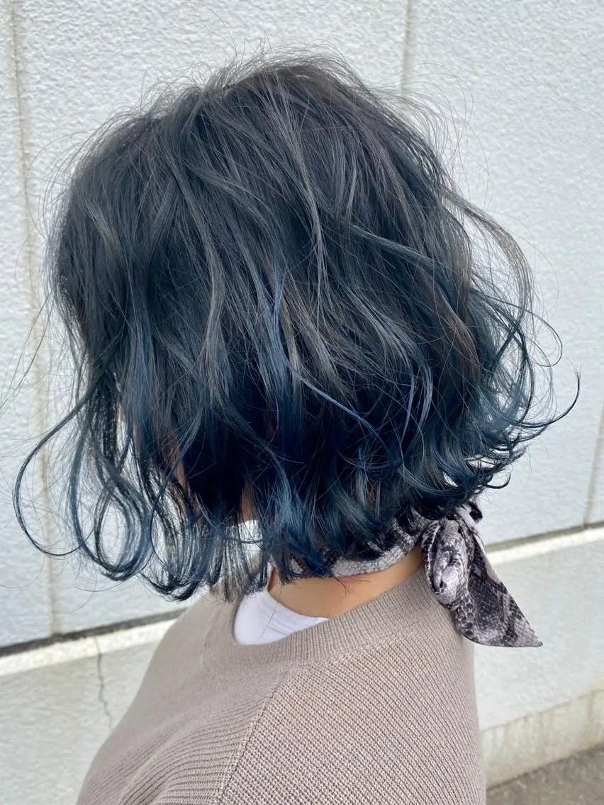 ショート カラー ブルーカラー ヘアカラー 岡崎 浩大のヘアスタイル