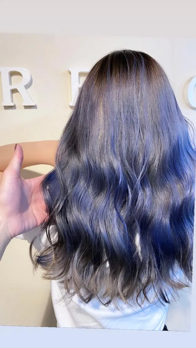ロング アッシュ 🌈8月末までシャ イン輝きハイトーン✨のヘアスタイル