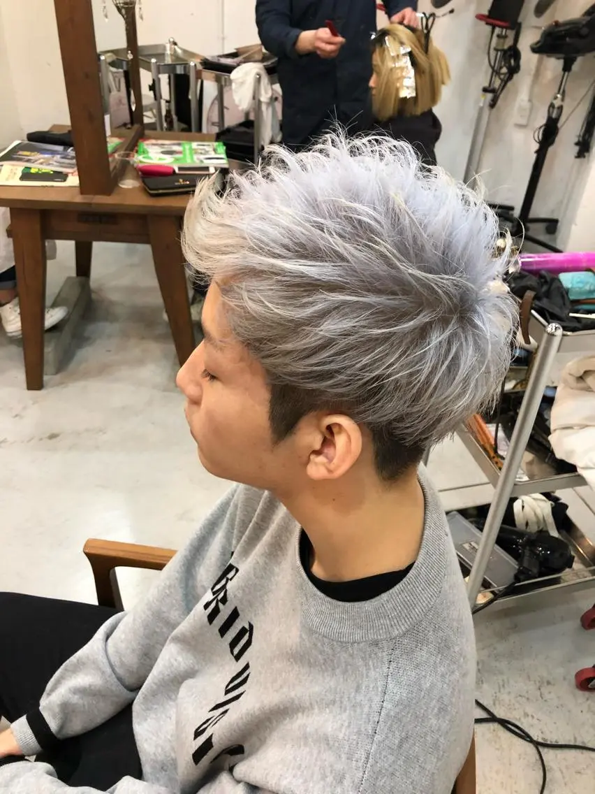 ショート カラー メンズ アップバング メンズブリーチ 黒髪 ブリーチ シルバー カット トリートメント 佐藤 輝幸のヘアスタイル