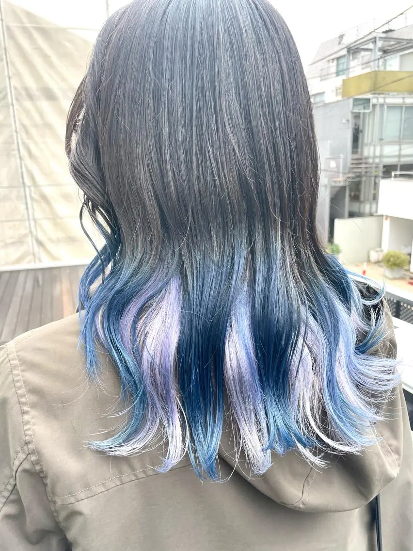 ミディアム カラー ブリーチ ブルーカラー ケアブリーチ ダブルカラー インナーカラー 推し ブリーチ 髪質改善のヘアスタイル