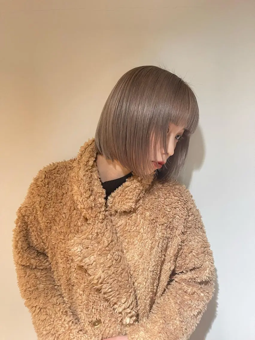 ショート カラー 🫧うる艶レイヤー /グレージュ🪐リサのヘアスタイル