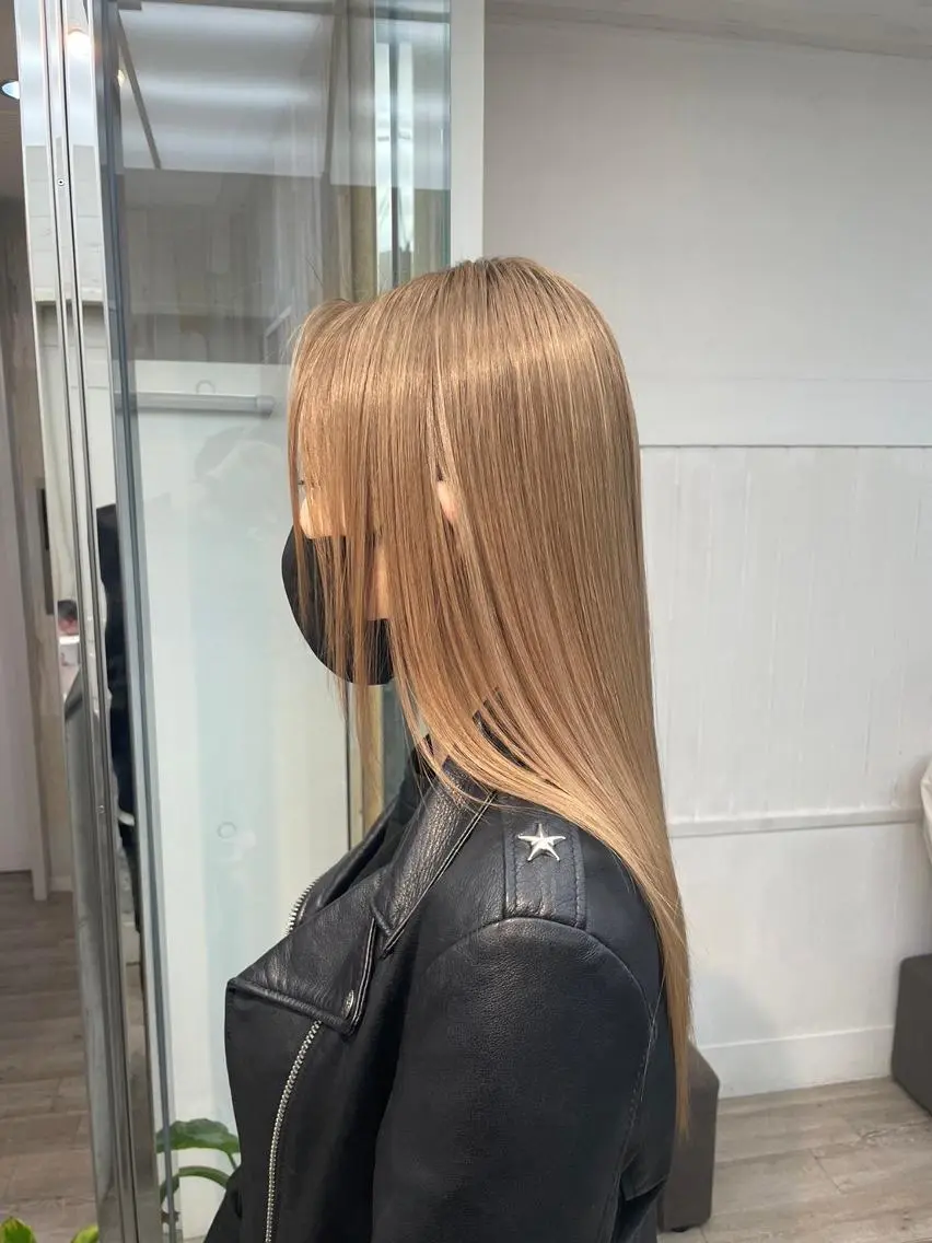 セミロング カラー パーマ ヘアアレンジ アディクシーカラー アッシュ バレイヤージュ ベージュカラー ブリーチ newi grande 横浜店のヘアスタイル