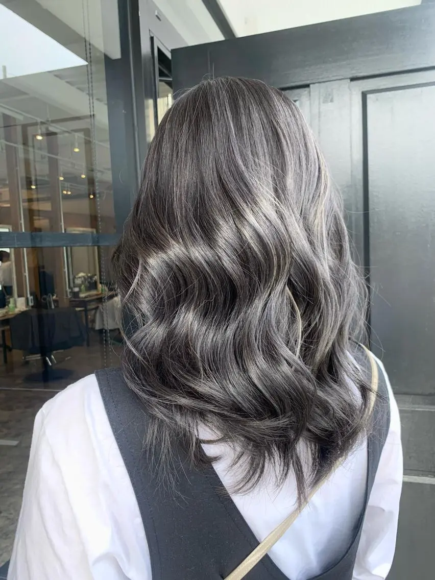 ミディアム カラー ブリーチ ハイライトカラー シルバー ハイライト ヘアカラー ハイトーン職人💗 松本輝美のヘアスタイル