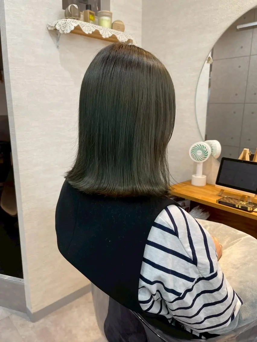 セミロング 透明感/地毛風カラー AYAKAのヘアスタイル