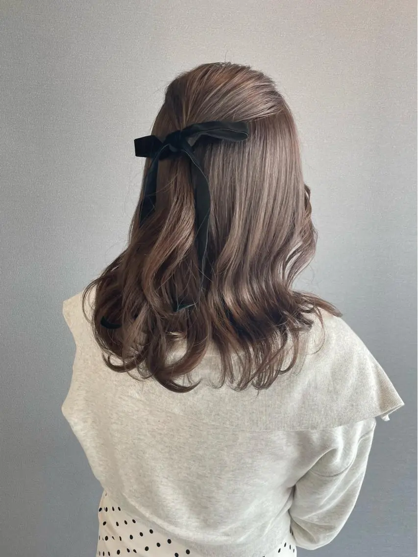 ミディアム カラー ヘアアレンジ ブリーチ グレージュ ミルクティーグレージュ カット ヘアカラー トリートメント kitin 吉祥寺 山岸花のヘアスタイル