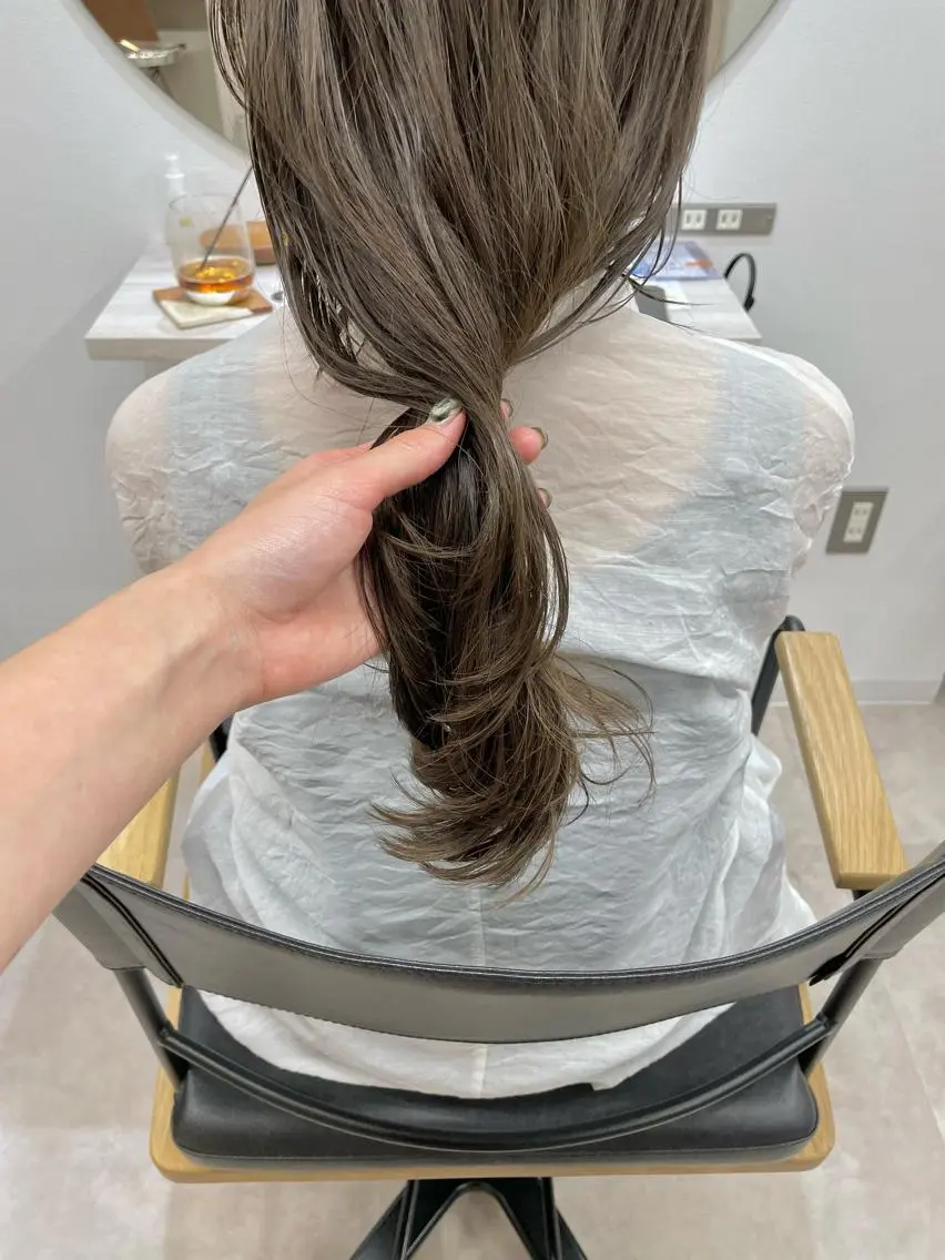 セミロング KAORU オリーブカラーのヘアスタイル