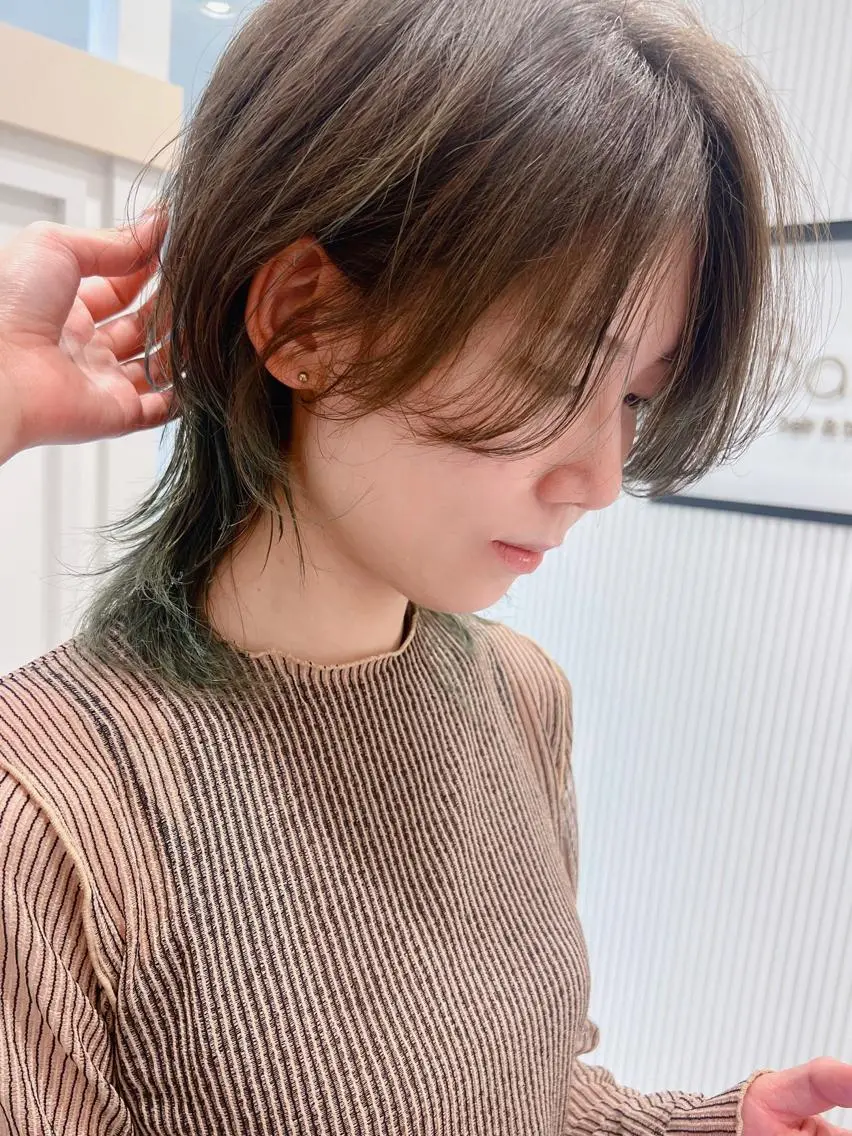ミディアム ウルフカット mayu🤍 透明感カラーのヘアスタイル