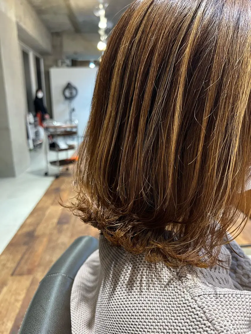 ミディアム レイヤーカット カット bh.maara デザイン／ハイトーンのヘアスタイル