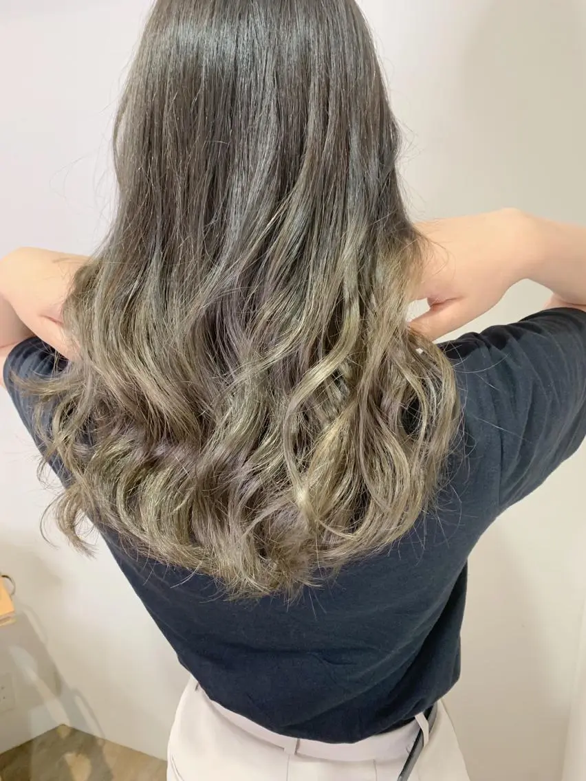 セミロング カラー ベージュカラー グラデーションカラー オリーブベージュ ヘアカラー トリートメント エクステ KAZUMAのヘアスタイル