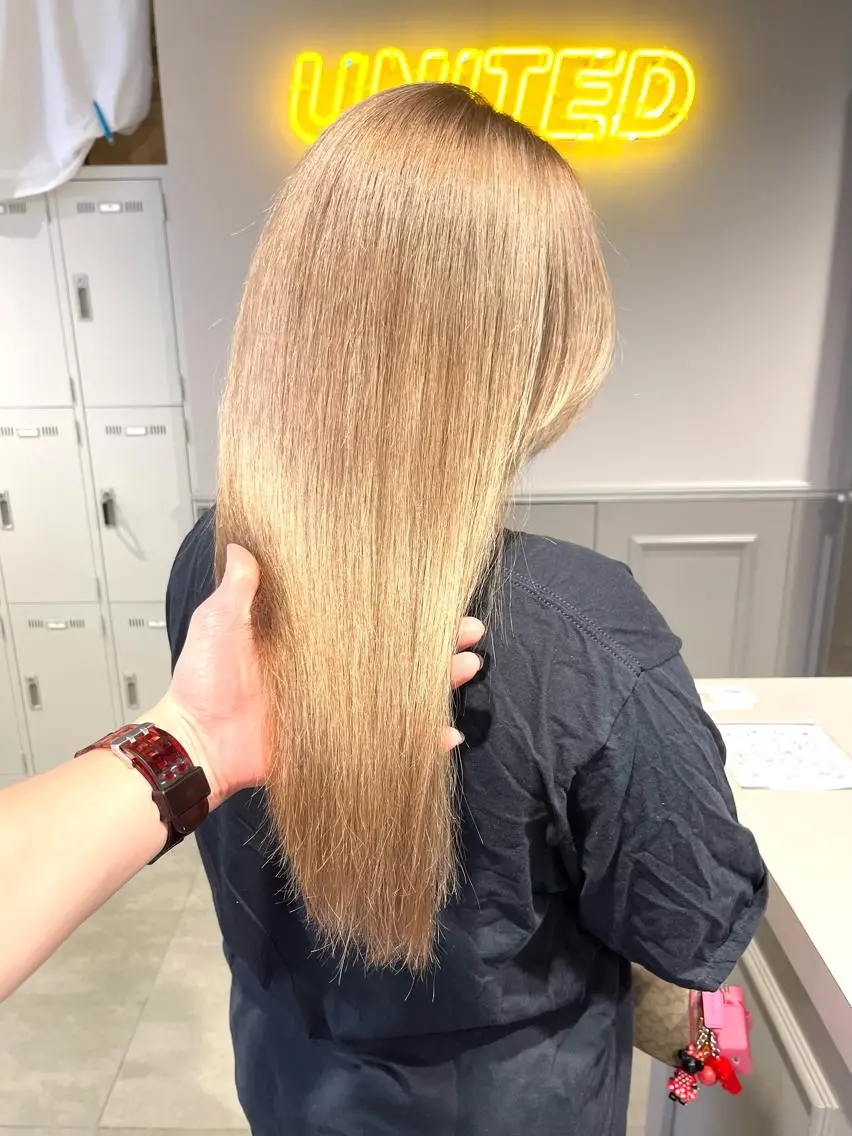 ロング カラー ヘアカラー トリートメント ハイトーン×レイヤー カットTAKUMIのヘアスタイル
