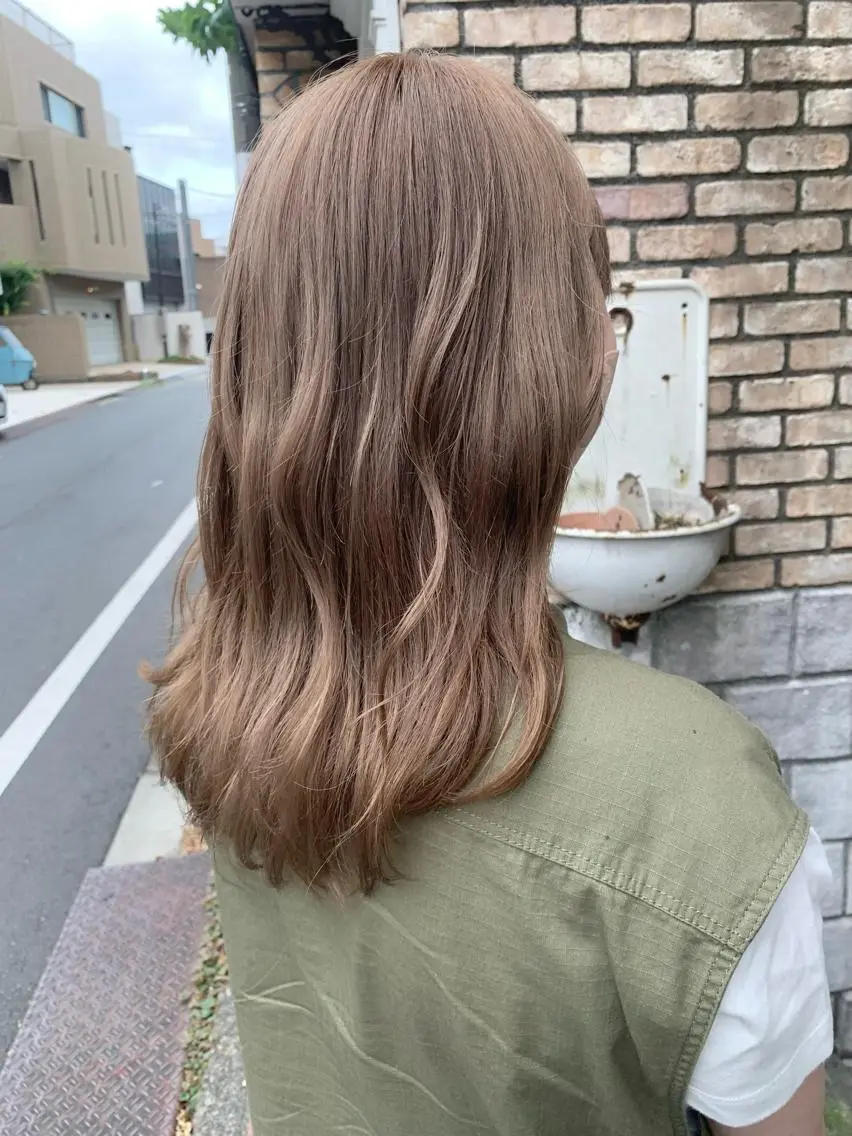 セミロング カラー ベージュカラー ダブルカラー ハイトーンカラー 似合わせカラー🫶 小川千波のヘアスタイル