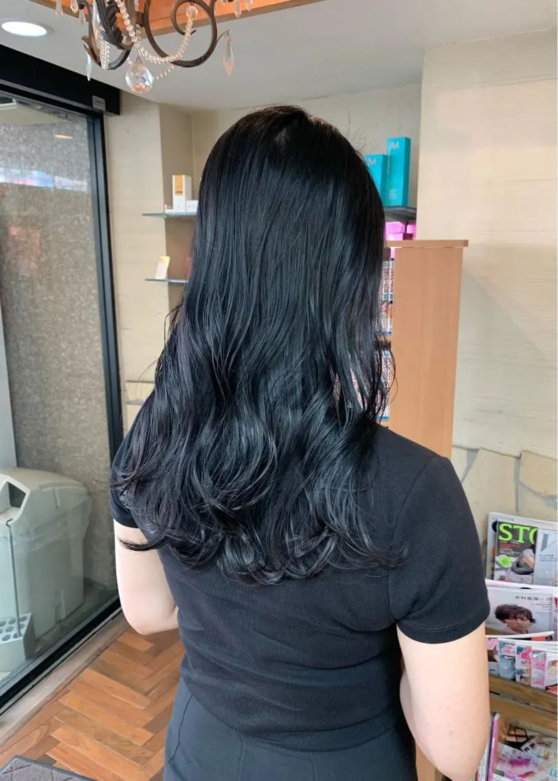セミロング カラー 黒髪 ブルーカラー ブルーブラック 矢野 晃平のヘアスタイル