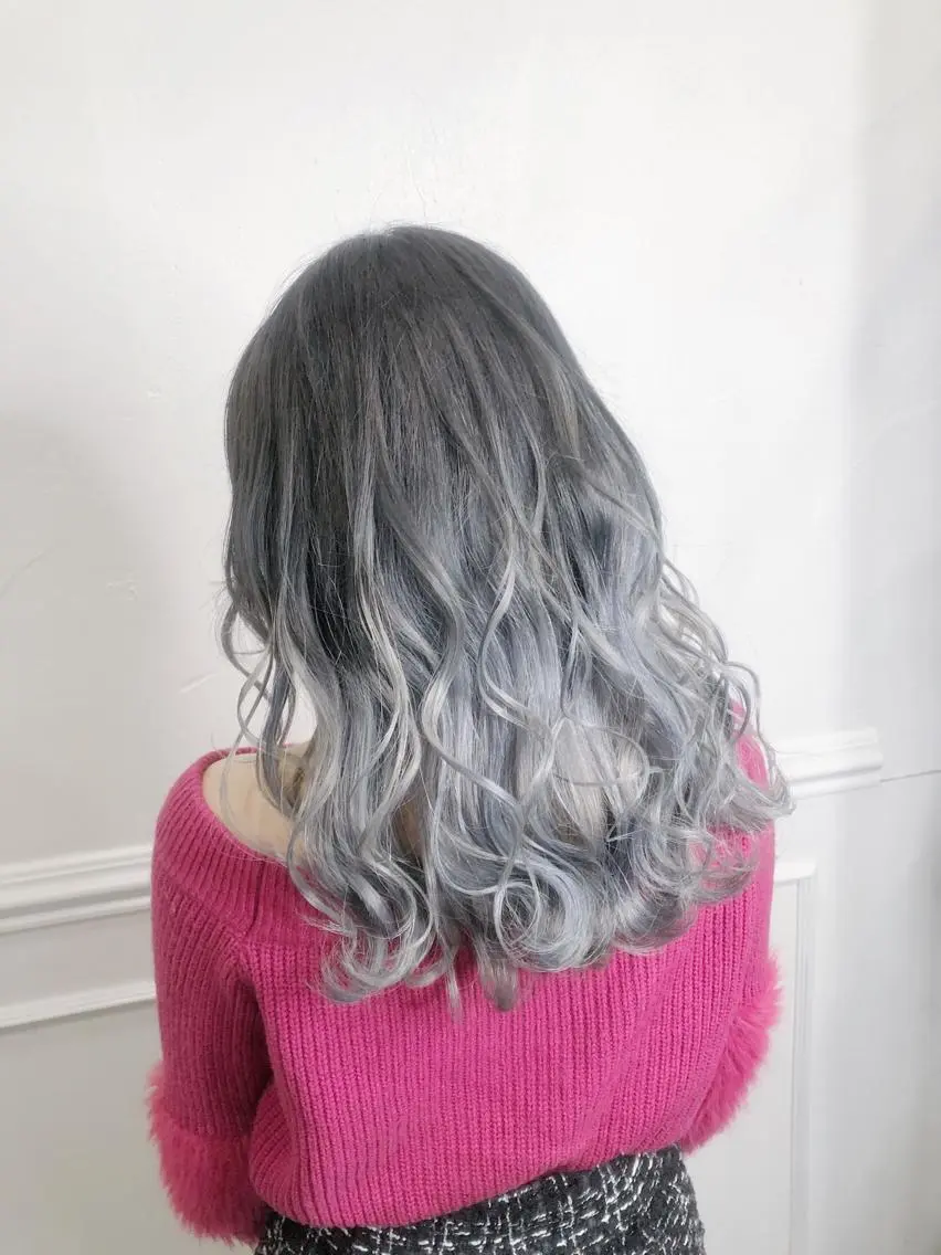 ロング カラー ヘアアレンジ メンズ キッズ グラデーションカラー ヘアカラー トリートメント 💟Chloe原宿店 🩶ハイトーンのヘアスタイル