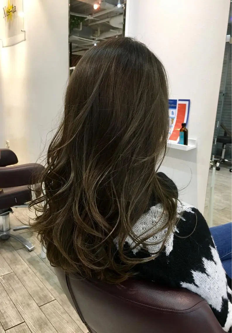 セミロング カラー グレージュ ハイライトカラー ハイライト 中村 よしひでのヘアスタイル