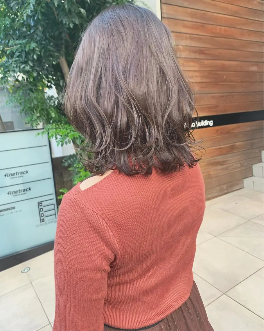ミディアム カラー ネイル ハイトーンボブ 前田 表参道　グレージュのヘアスタイル