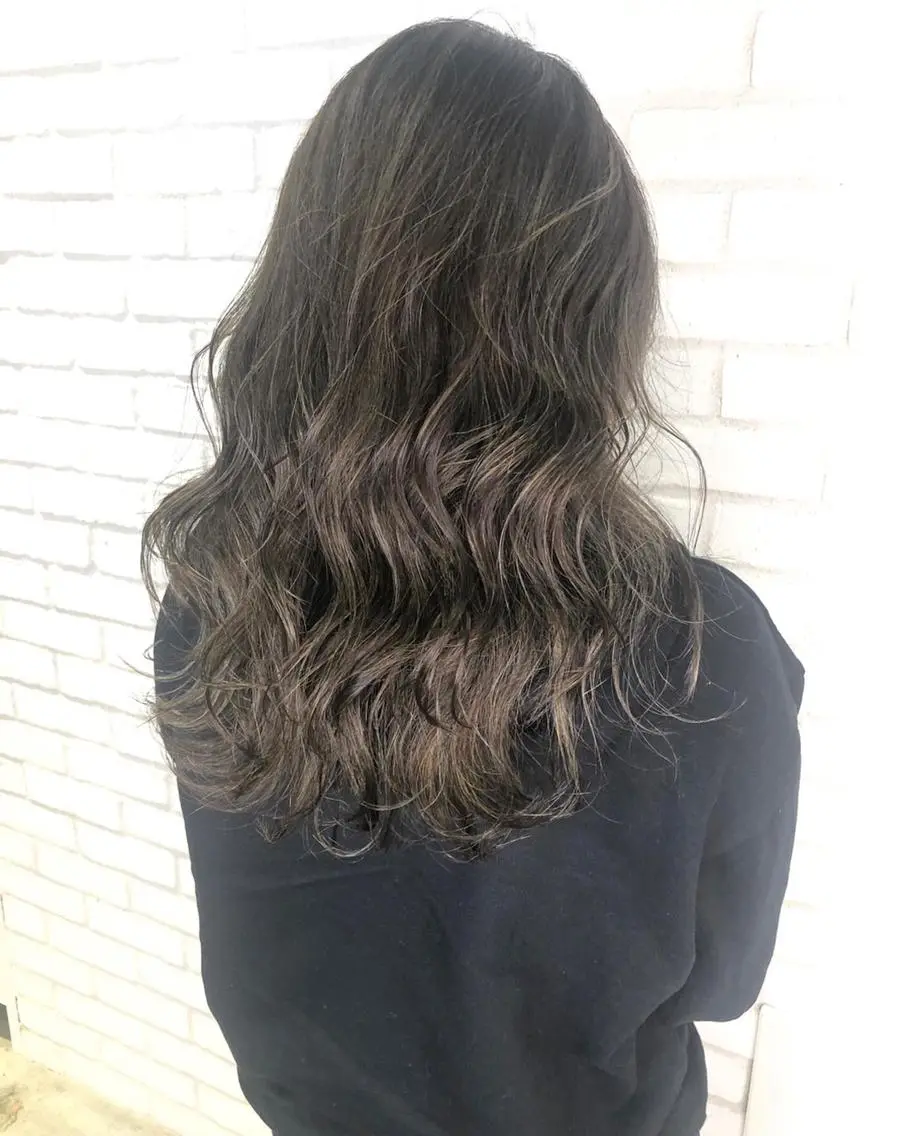 セミロング カラー グレージュ ハイライトカラー ラベンダーカラー ラベンダーグレージュ ラベンダーグレー 佐藤 高徳のヘアスタイル