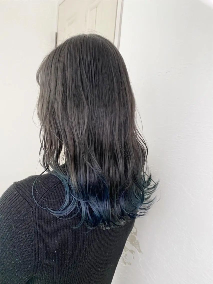 ロング カラー 黒髪 ブルーカラー インナーカラー 卒業式のヘアスタイル 髪質改善 🍑もも 🍑のヘアスタイル