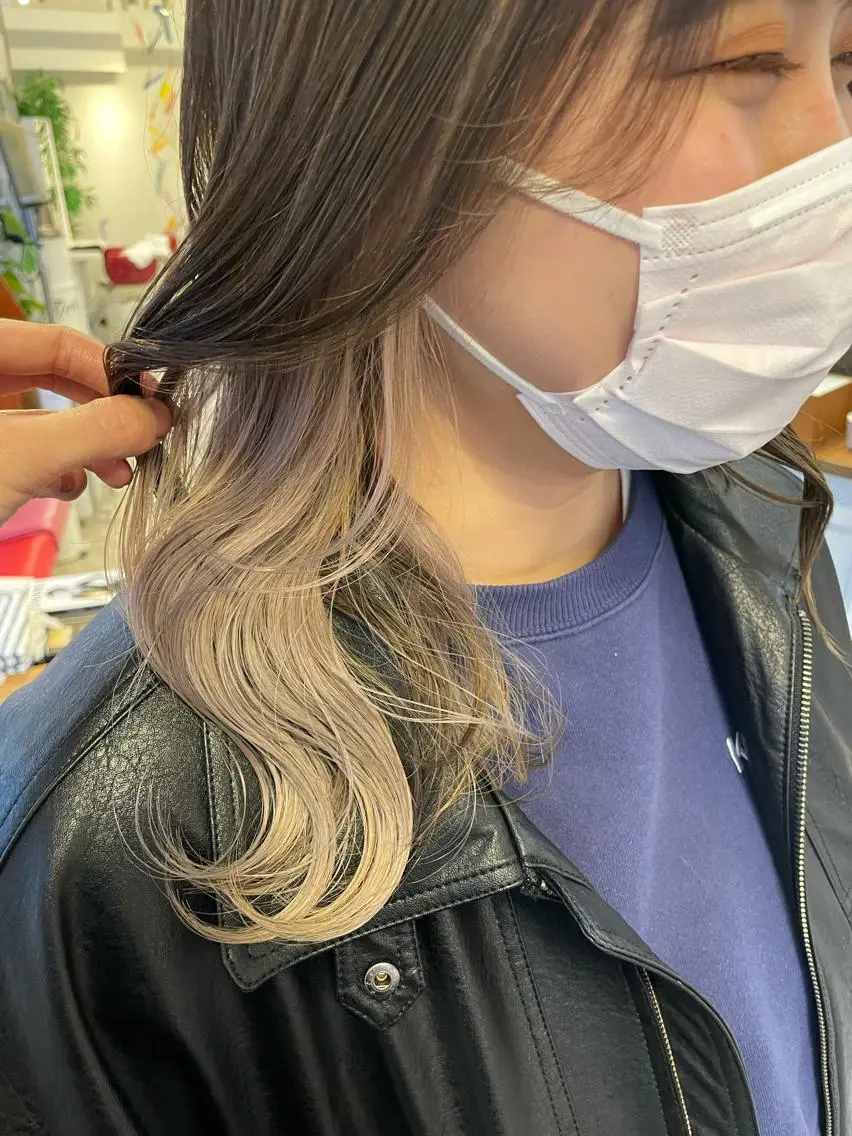 ミディアム インナーカラー 推し ブリーチ 髪質改善のヘアスタイル