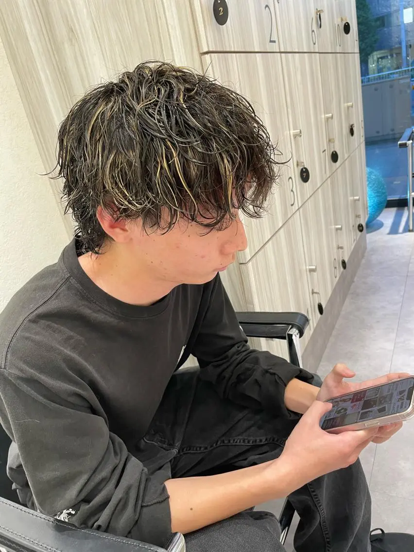 ショート カラー パーマ メンズ メンズメッシュ メンズパーマ 波巻きパーマ メッシュ カット ヘアカラー パーマ メンズ特化/今池駅 徒歩1分/岡本一真のヘアスタイル