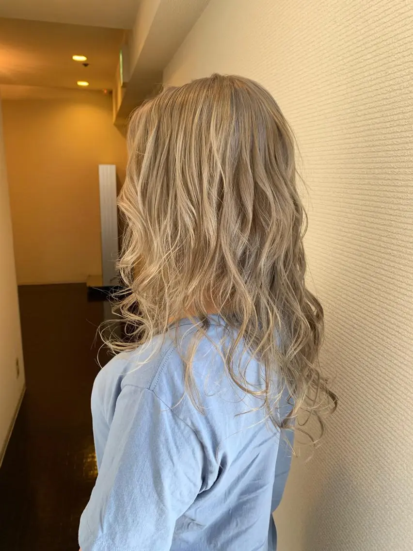 ロング カラー ベージュカラー ブリーチ ハイトーンカラー ホワイトベージュ 韓国✖️網紅🖤 パーマYURIYAのヘアスタイル
