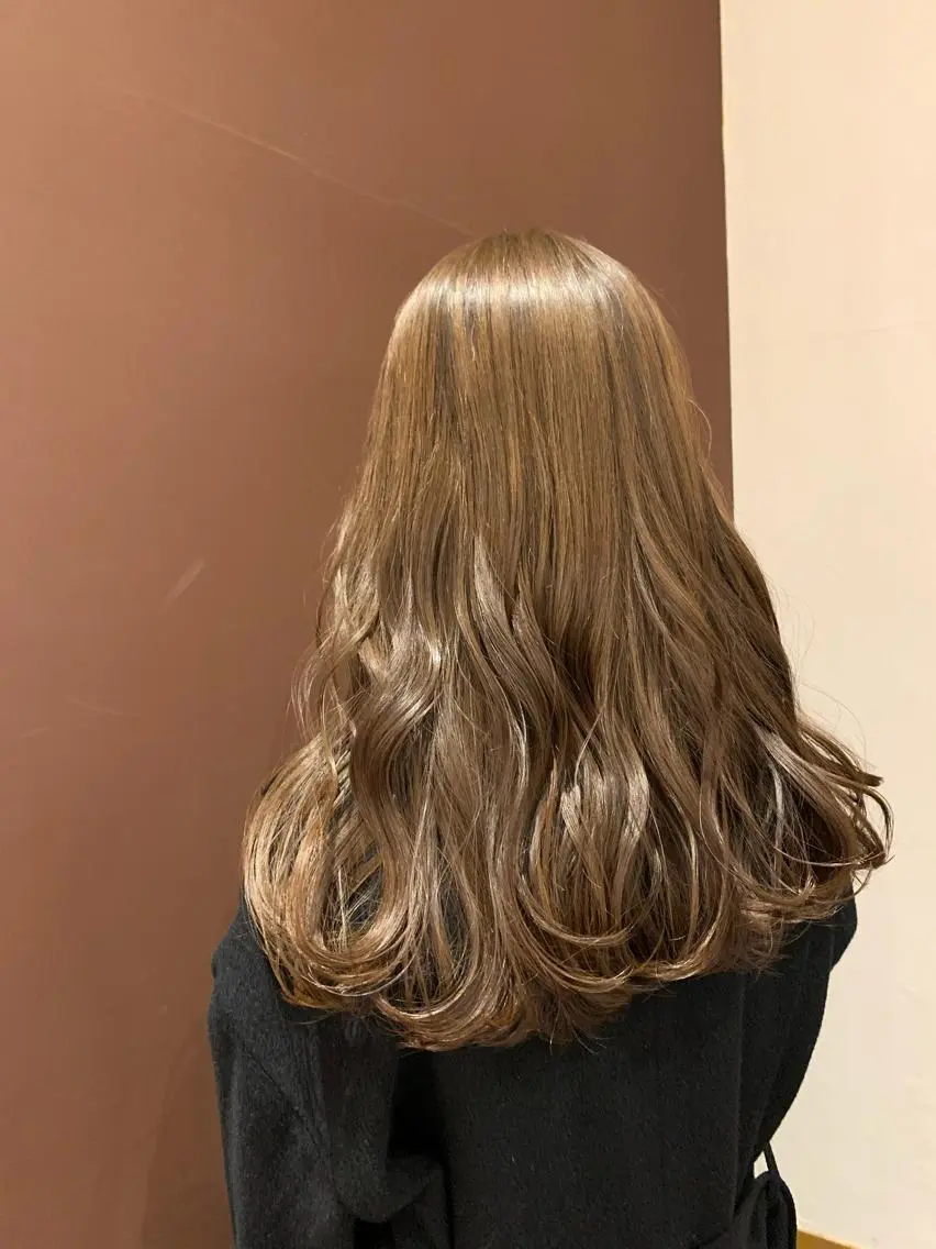 ロング アッシュ アッシュブラウン 小西 美帆のヘアスタイル