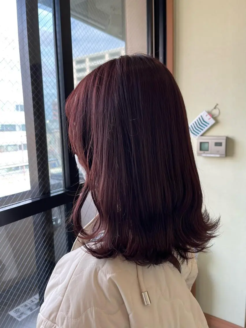 ミディアム カラー レッドカラー バイオレットカラー くびれヘア 外ハネヘア カット ヘアカラー NUMBER 天王寺 🌼yuriのヘアスタイル