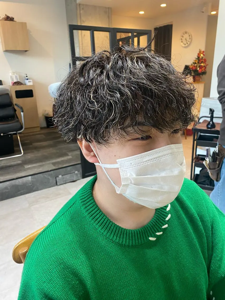 カラー パーマ メンズ メンズハイライト メンズパーマ 波巻きパーマ ハイライトカラー 似合う髪型見つけます AYAKAのヘアスタイル