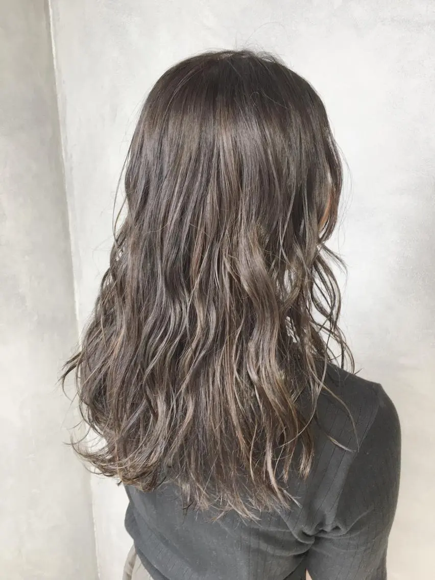 セミロング カラー グレージュ ハイライトカラー ハイライト 岡邉 隆太のヘアスタイル