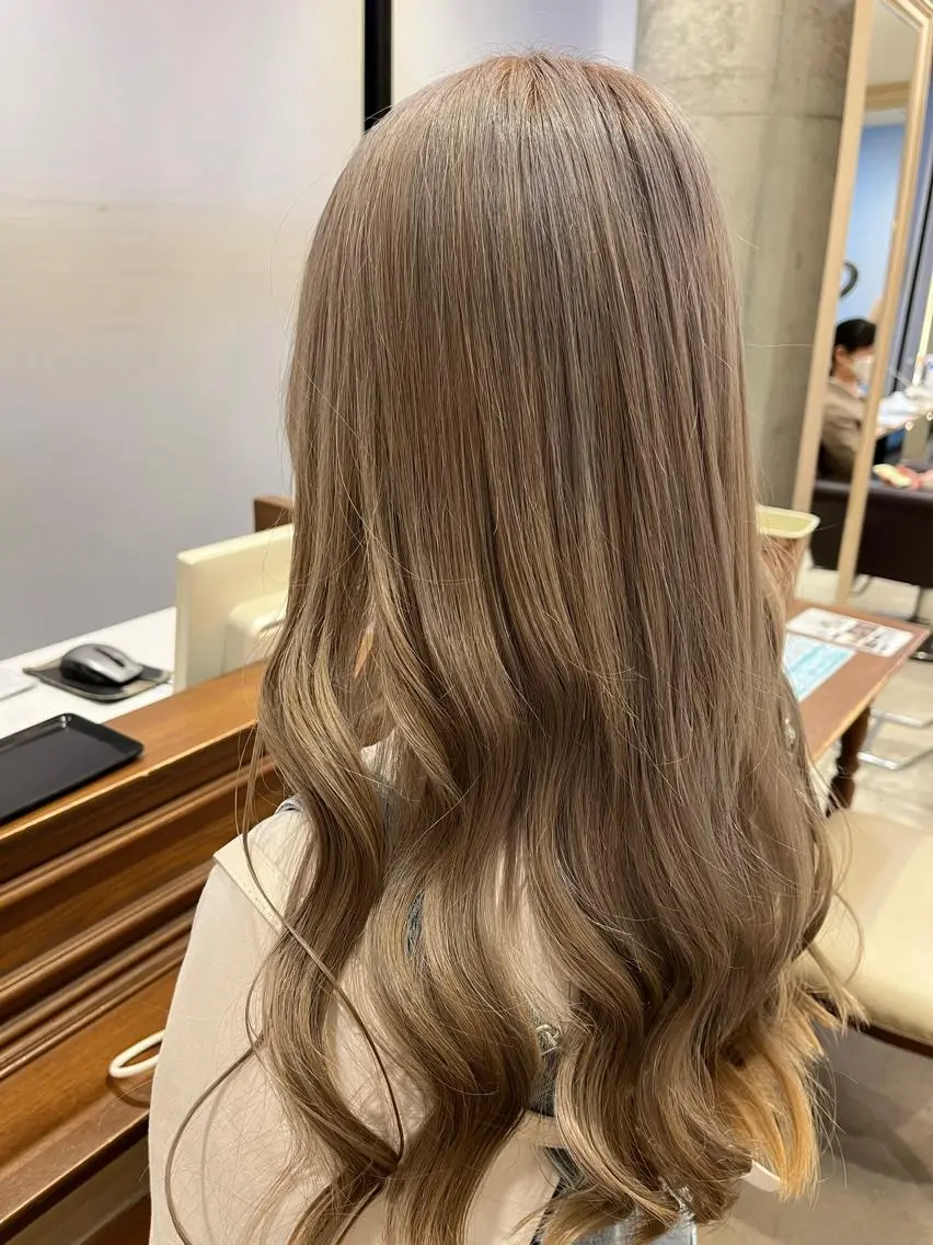 ロング カラー ベージュカラー ヘアカラー トリートメント サソウ ユリエ🥥のヘアスタイル