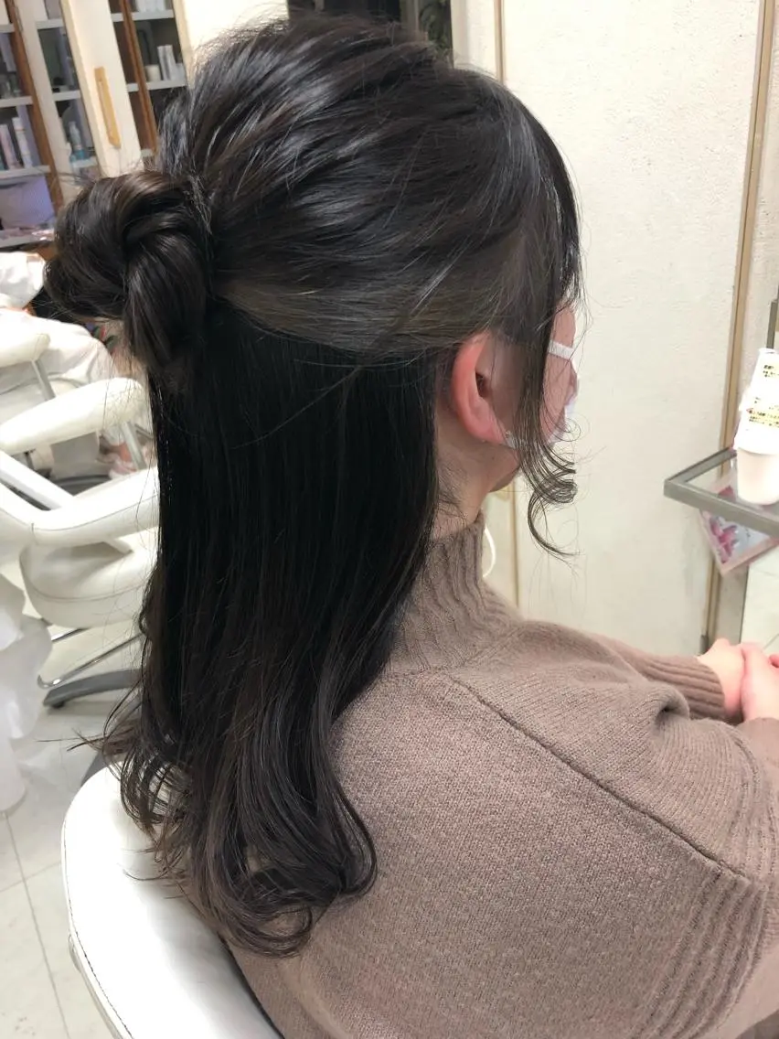 セミロング カラー イヤリングカラー シルバー ヘアカラー 阿部 美咲のヘアスタイル