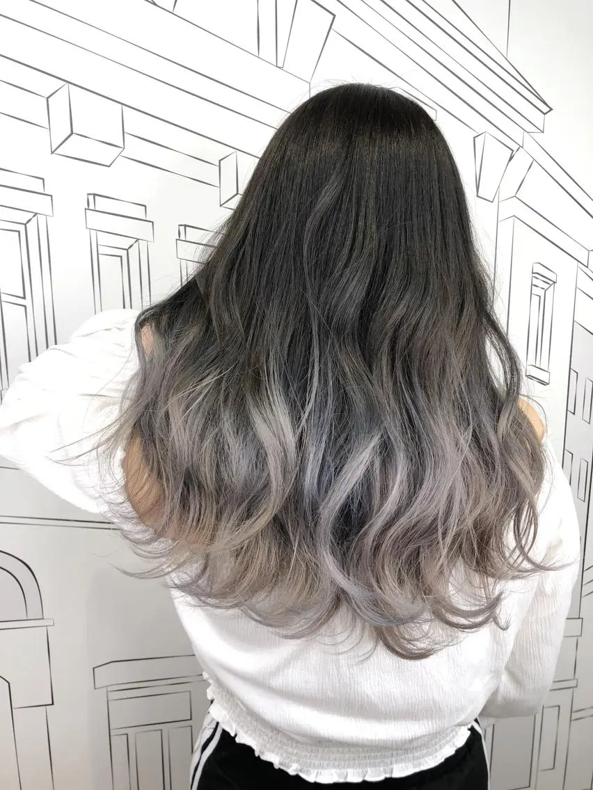 セミロング カラー グラデーションカラー シルバー レイヤー⭐️カラー ⭐️平川雅史のヘアスタイル
