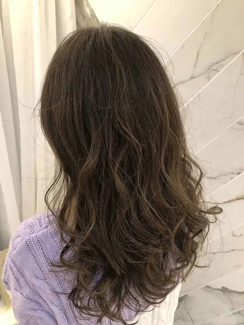 ロング カラー グレージュ 藤田 歩美のヘアスタイル