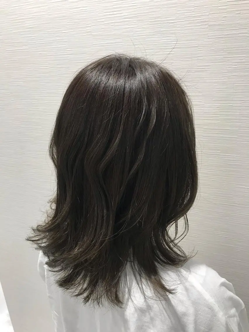 ミディアム カラー ヘアアレンジ 透明感カラー グレージュ 外ハネヘア 【東北メンズヘア1 位受賞🥇】本間祐太のヘアスタイル