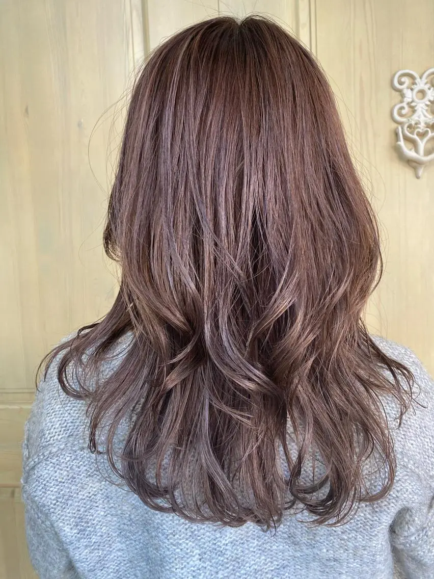 ロング カラー グレージュ ラベンダーカラー ラベンダーグレージュ ラベンダーグレー カット ヘアカラー トリートメント レイヤーカット/ 根本瑠実のヘアスタイル