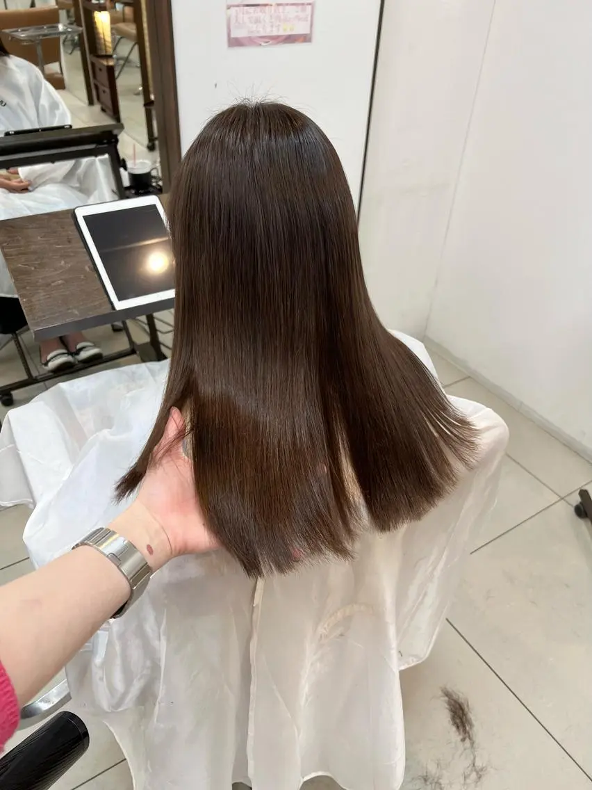 ロング カラー アッシュ アッシュブラウン ブラウンカラー 透明感カラー アオリ/韓国風 ハイトーン/レイヤーのヘアスタイル