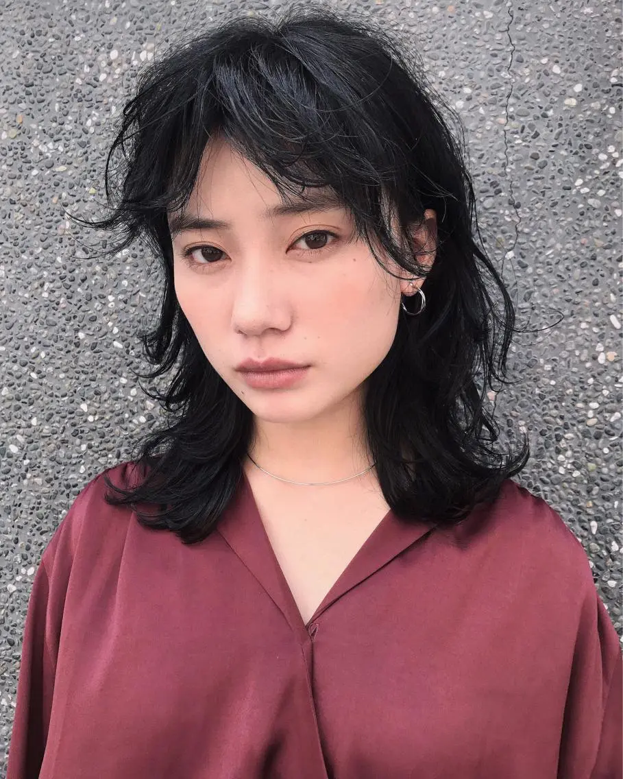 ミディアム カラー パーマ ヘアアレンジ ミディアムパーマ レイヤーカット 似合わせカット ウルフカット ウルフレイヤー カット トリートメント 松田 亮葉のヘアスタイル