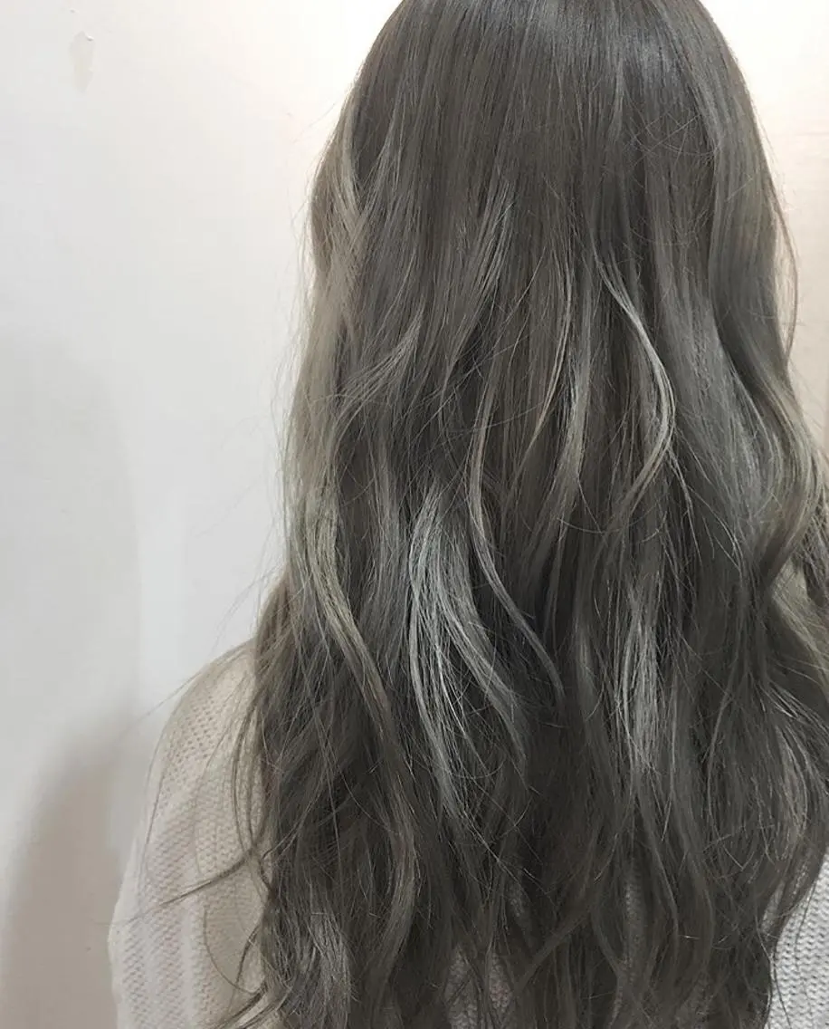 ロング カラー ブリーチ グラデーションカラー NEWI 京橋 【yoko】のヘアスタイル